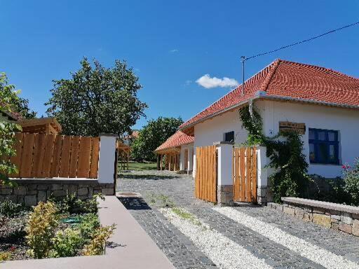 Csenduelo Vendeghaz Apartment Noszvaj Exterior photo