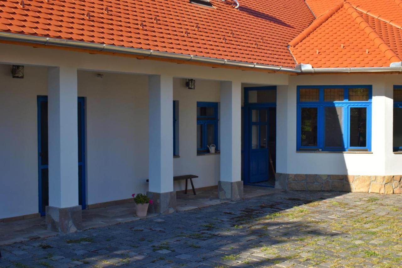 Csenduelo Vendeghaz Apartment Noszvaj Exterior photo
